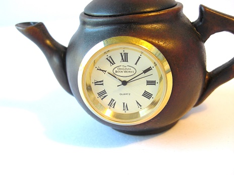 ティーポット型時計 タン（褐色） オリジナルサイズの写真