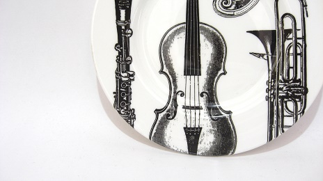 イギリス 楽器が描かれたお皿 16.8cm：BLISS & BLAZE LONDON ENGLAND